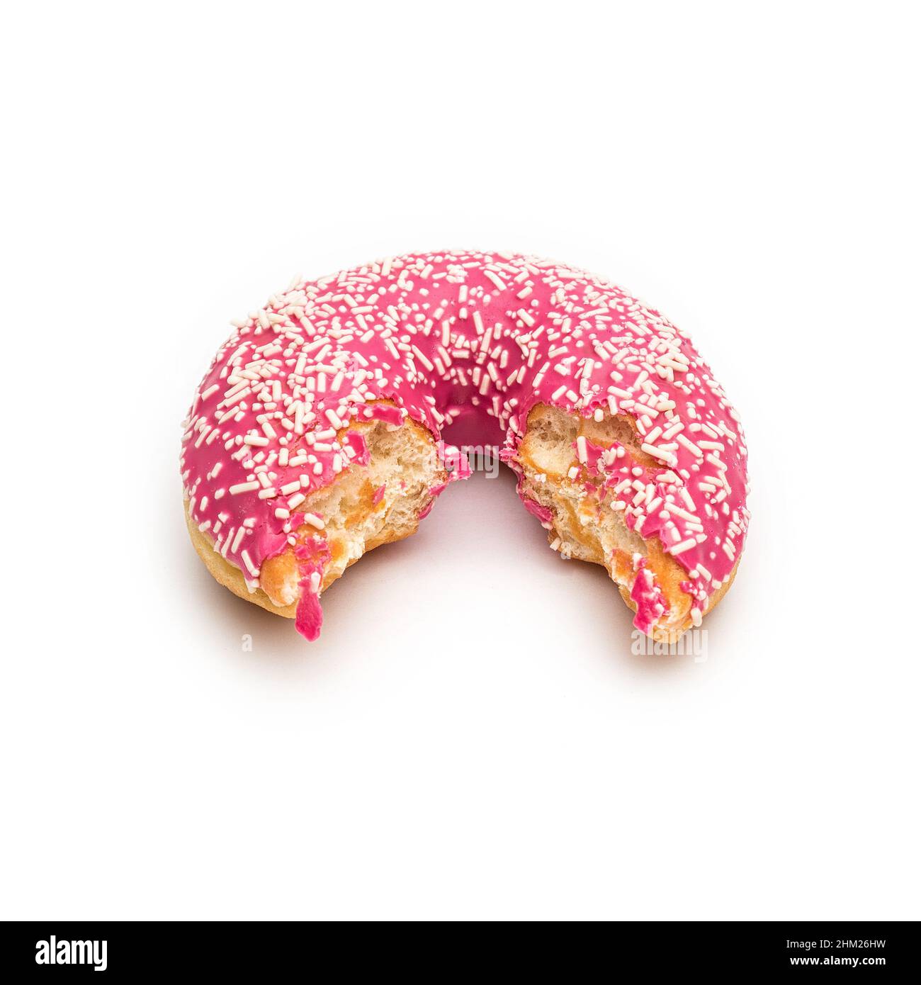 Rosa Donut mit Streuseln isoliert auf weiß Stockfoto
