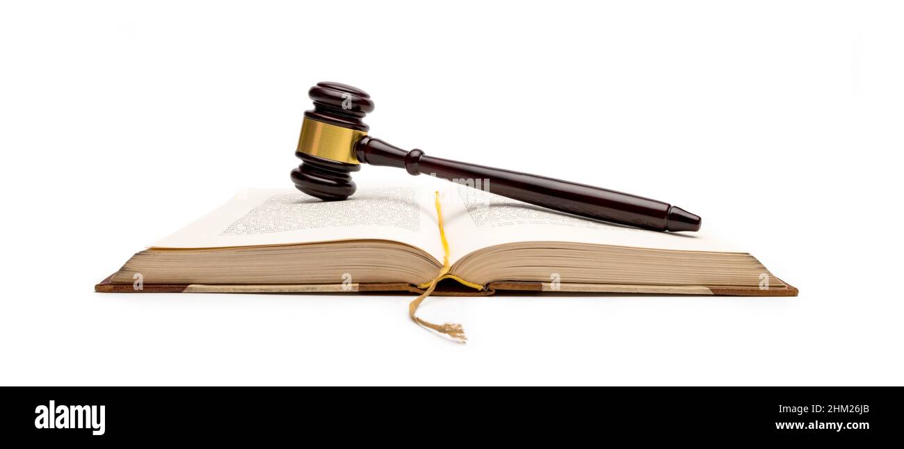 Gesetzbuch mit Gavel isoliert auf weißem Backgorund Stockfoto