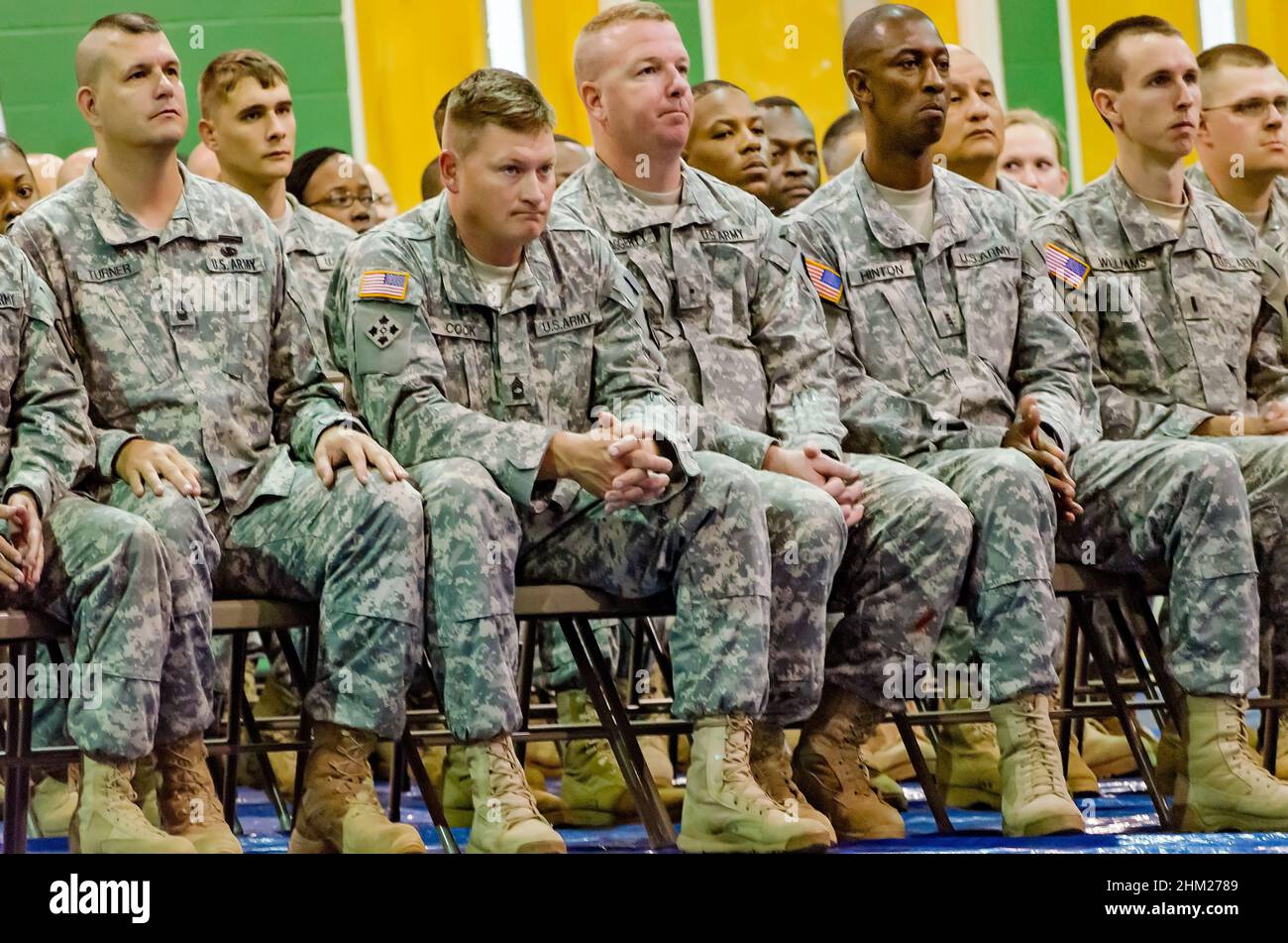 Mitglieder des Ingenieur-Bataillons der US-Armee der Nationalgarde 223rd nehmen an einer Absendezeremonie am 1. Oktober 2011 in West Point, Mississippi, Teil. Stockfoto