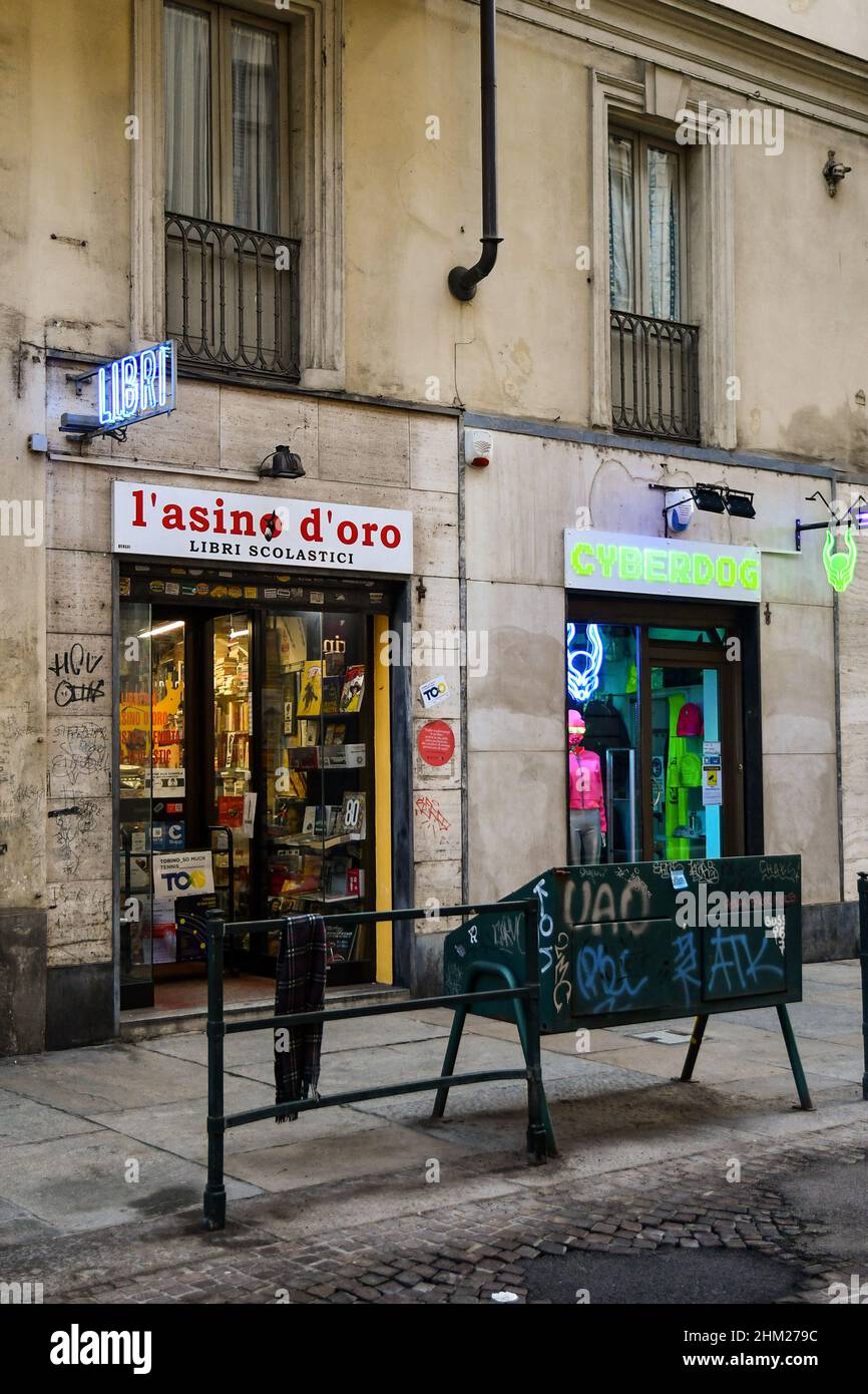 Außenansicht der Buchhandlung L'Asino d'Oro und des Streetwear-Shops Cyberdog im historischen Zentrum von Turin, Piemont, Italien Stockfoto