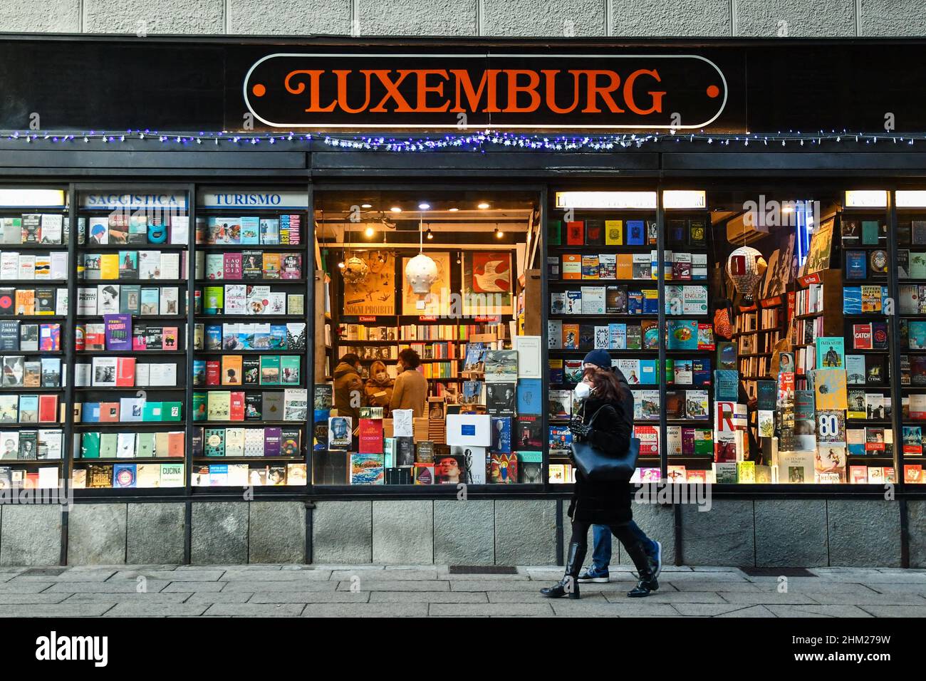 Außen- und Schaufenster des internationalen Buchladens Luxemburg, der ältesten Bibliothek in Turin, eröffnet 1872, Piemont, Italien Stockfoto