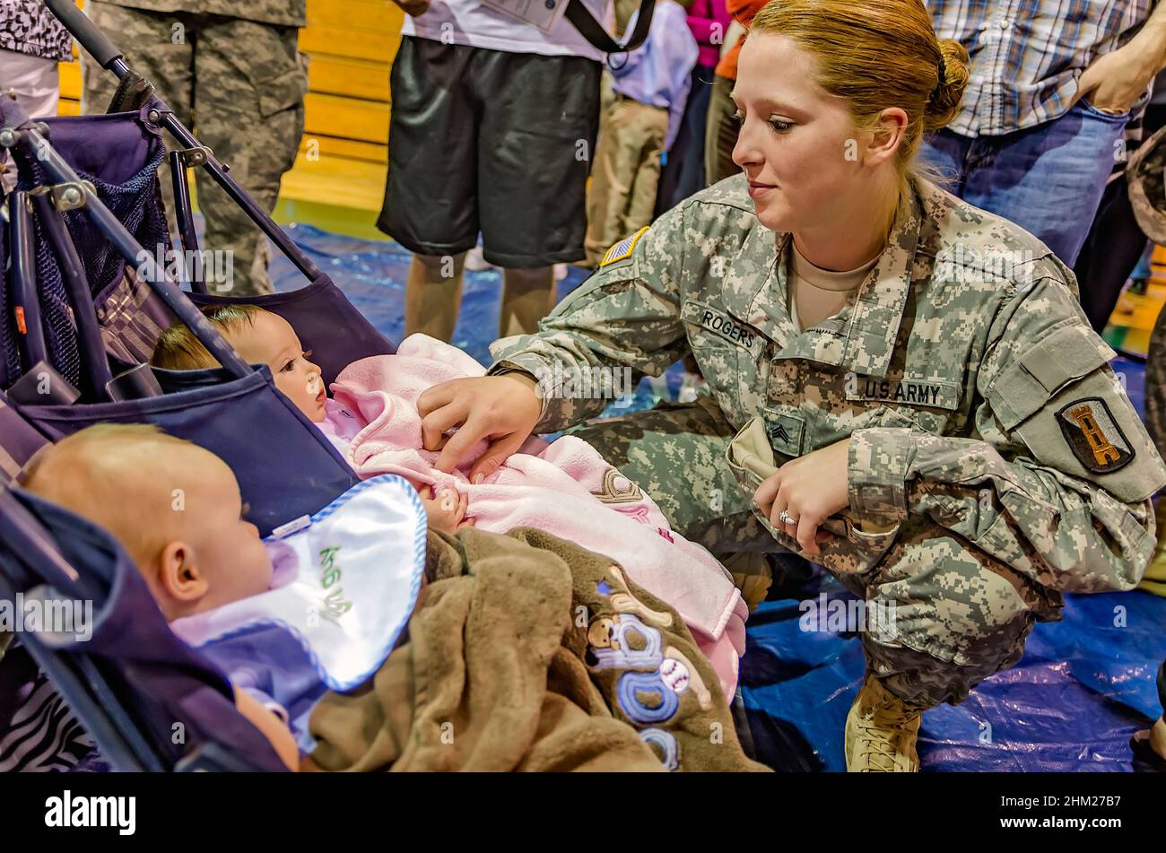 Sgt. Jenny Rogers, vom Ingenieur-Bataillon der US-Armee der Nationalgarde 223rd in West Point, sagt während des Einsatzes zu den Zwillingen eines Freundes Auf Wiedersehen. Stockfoto