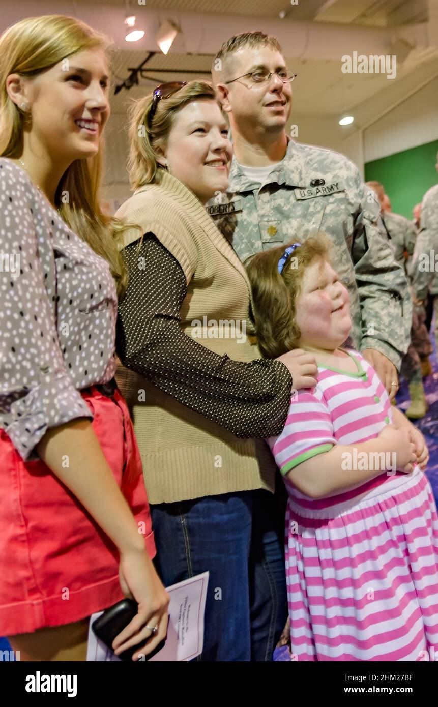 Mitglieder des Ingenieur-Bataillons der US-Armee der Nationalgarde 223rd und ihre Familien sagen Auf Wiedersehen während des Einsatzes in West Point, Mississippi. Stockfoto
