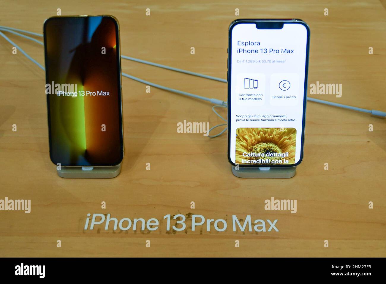 Das iPhone 13 Pro Max wird im Apple Store in Via Roma, Turin, Piemont, Italien angezeigt Stockfoto