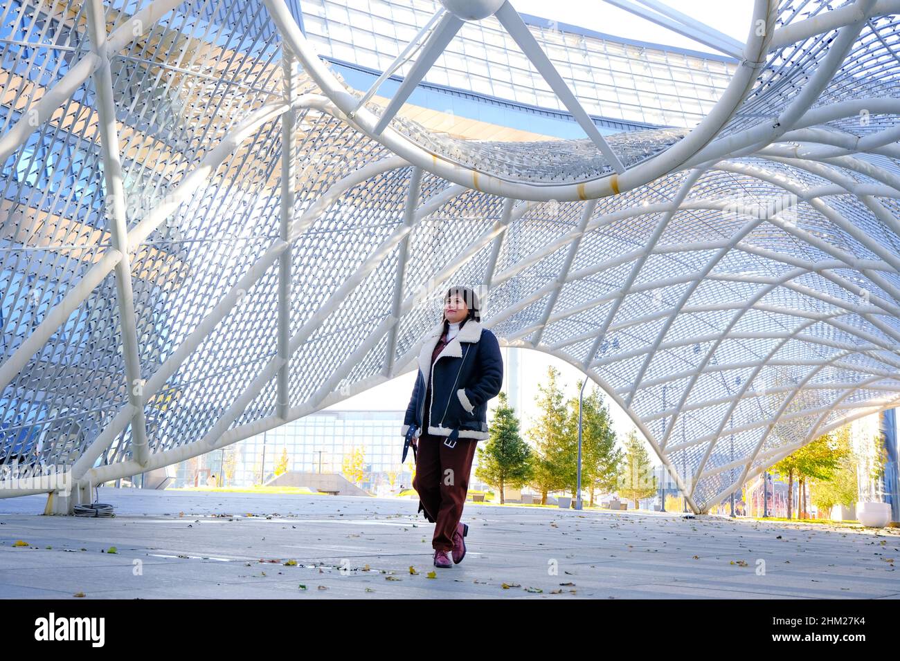 Frau aus der Mitte der dreißiger Jahre, die in einer großen Stadt unterwegs ist. Stockfoto