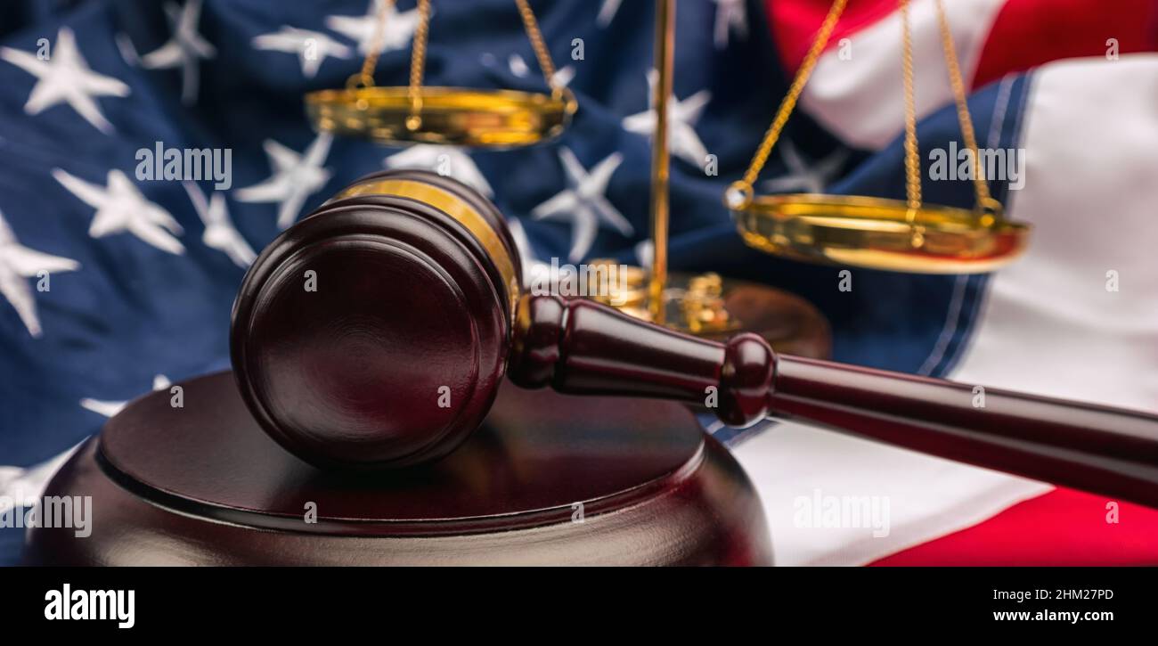 Gesetz Gavel und Skala mit USA Flagge Gerechtigkeit Symbole Stockfoto