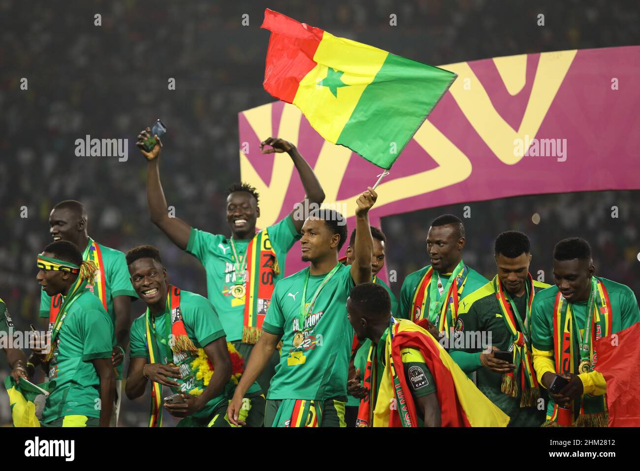 Yaounde, Kamerun. 06th. Februar 2022. Die Spieler aus Senegal feiern den Gewinn des letzten Fußballmatches des Africa Cup of Nations 2021 gegen Ägypten im Paul Biya 'Olembe' Stadium. Quelle: Ayman Aref/dpa/Alamy Live News Stockfoto