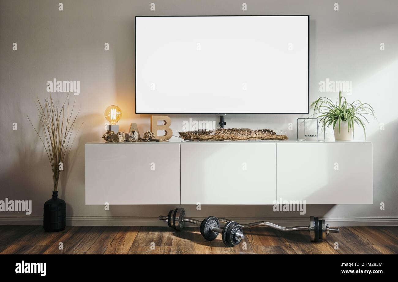 Loft-Apartment-Wohnzimmer mit modernem 4K Smart-TV Stockfoto