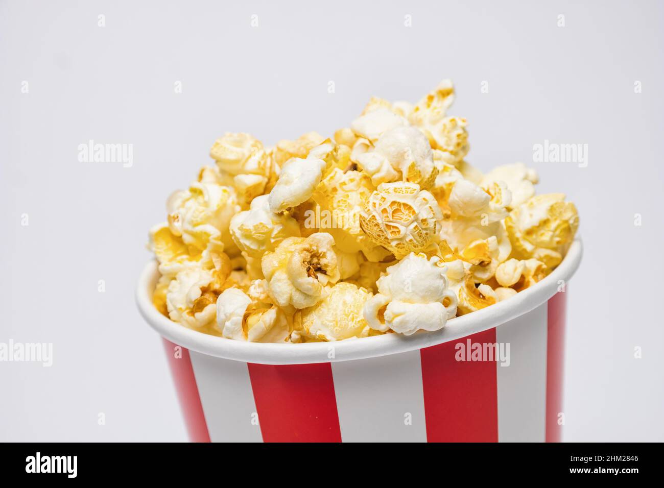 Popcorn in einer Schachtel auf grauem Hintergrund Stockfoto