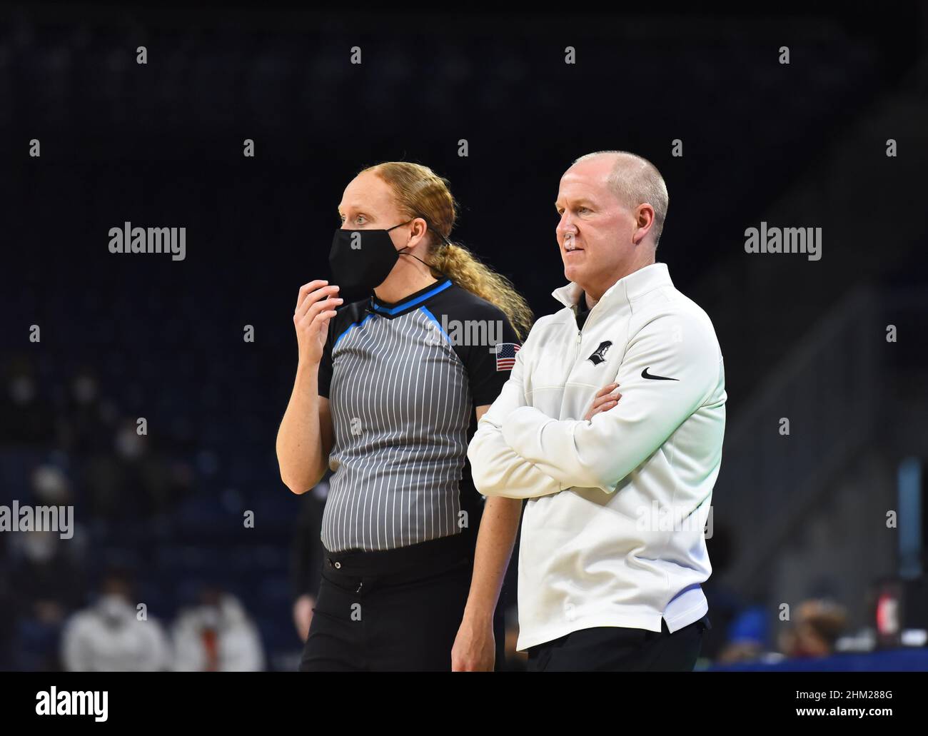 Chicago, Illinois, USA. 06th. Februar 2022. Jim Crowley, Cheftrainer der Providence Friars, bespricht einen Anruf mit dem Beamten während des NCAA-Basketballspiels der großen Ostkonferenz zwischen DePaul und Providence im Wintrust-Gebiet in Chicago, Illinois. Dean Reid/CSM/Alamy Live News Stockfoto