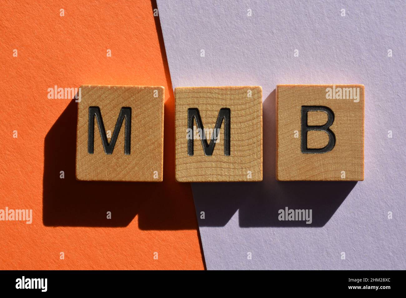 MMB, Abkürzung für Message Me Back, Holzbuchstaben isoliert auf dem Hintergrund Stockfoto