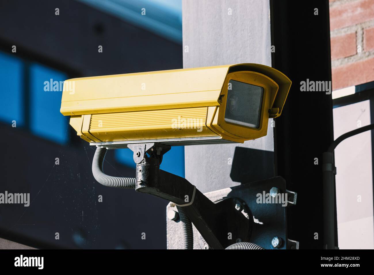 Entlang der Straßen einer Stadt werden CCTV-Kameras installiert. Um die Verkehrsbedingungen zu überprüfen und Fußgänger kümmern sich um die Sicherheit Stockfoto
