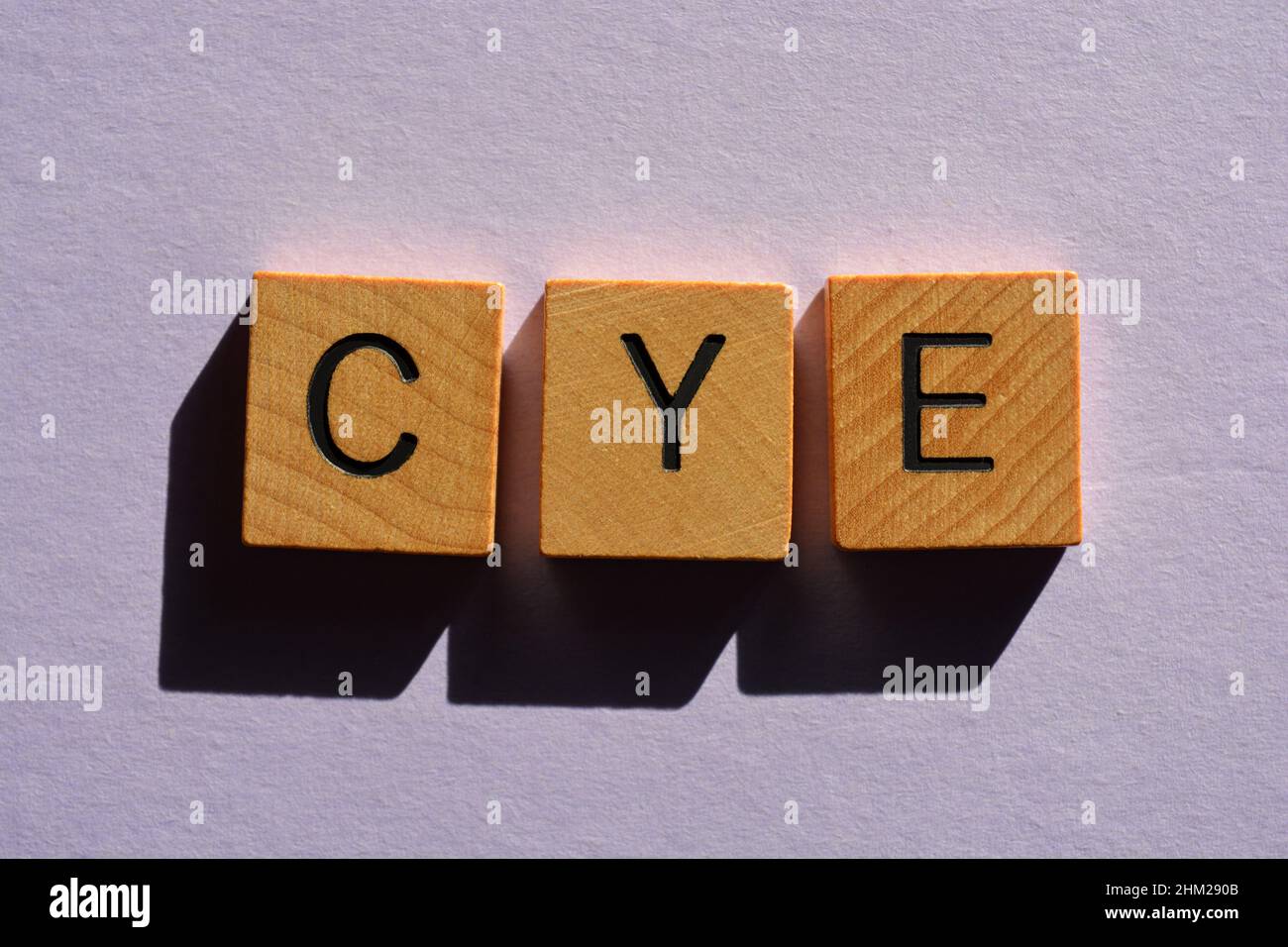 CYE, Abkürzung für Check Your Email, Holzbuchstaben isoliert auf purpurem Hintergrund Stockfoto