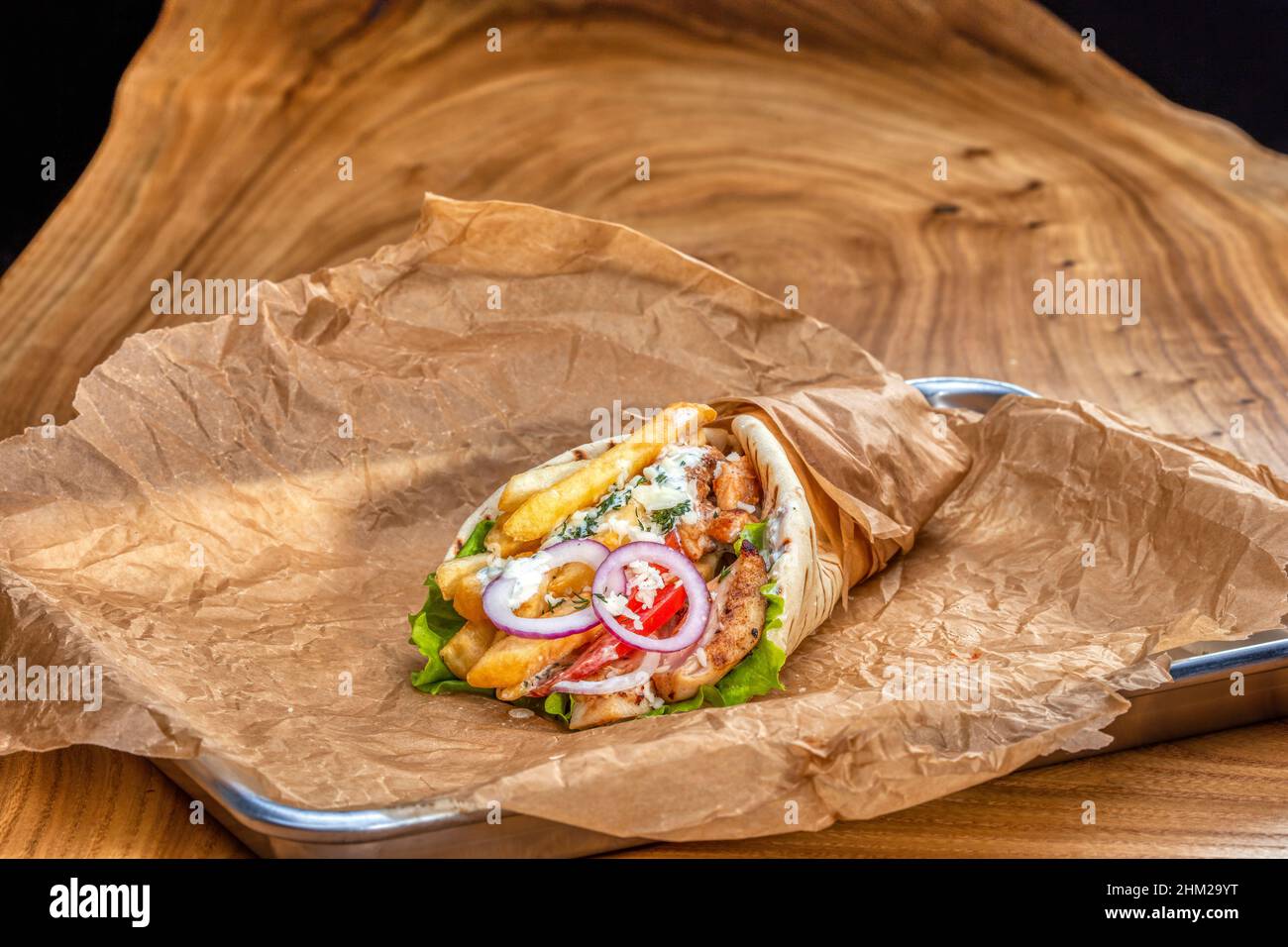 Köstlicher saftiger Shawarma auf einem Holztisch Stockfoto
