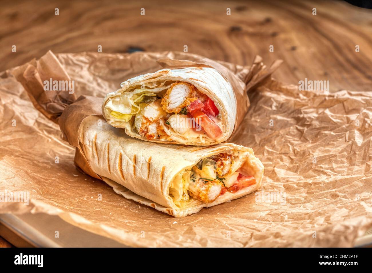 Köstlicher saftiger Shawarma auf einem Holztisch Stockfoto