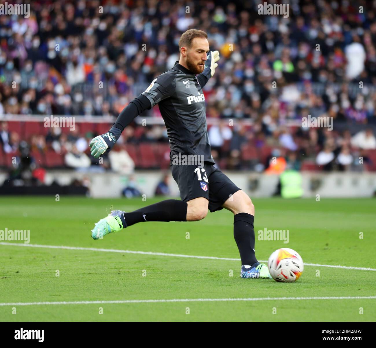 Sabadell, Barcelona, Spanien. 6th. Februar 2022. Barcelona Spanien 06.02.2022 Jan Oblak (Atletico de Madrid) kontrolliert den Ball während der La Liga Santander zwischen dem FC Barcelona und Atletico de Madrid am 06. Februar 2022 im Camp Nou in Barcelona. (Bild: © Xavi Urgeles/ZUMA Press Wire) Bild: ZUMA Press, Inc./Alamy Live News Stockfoto