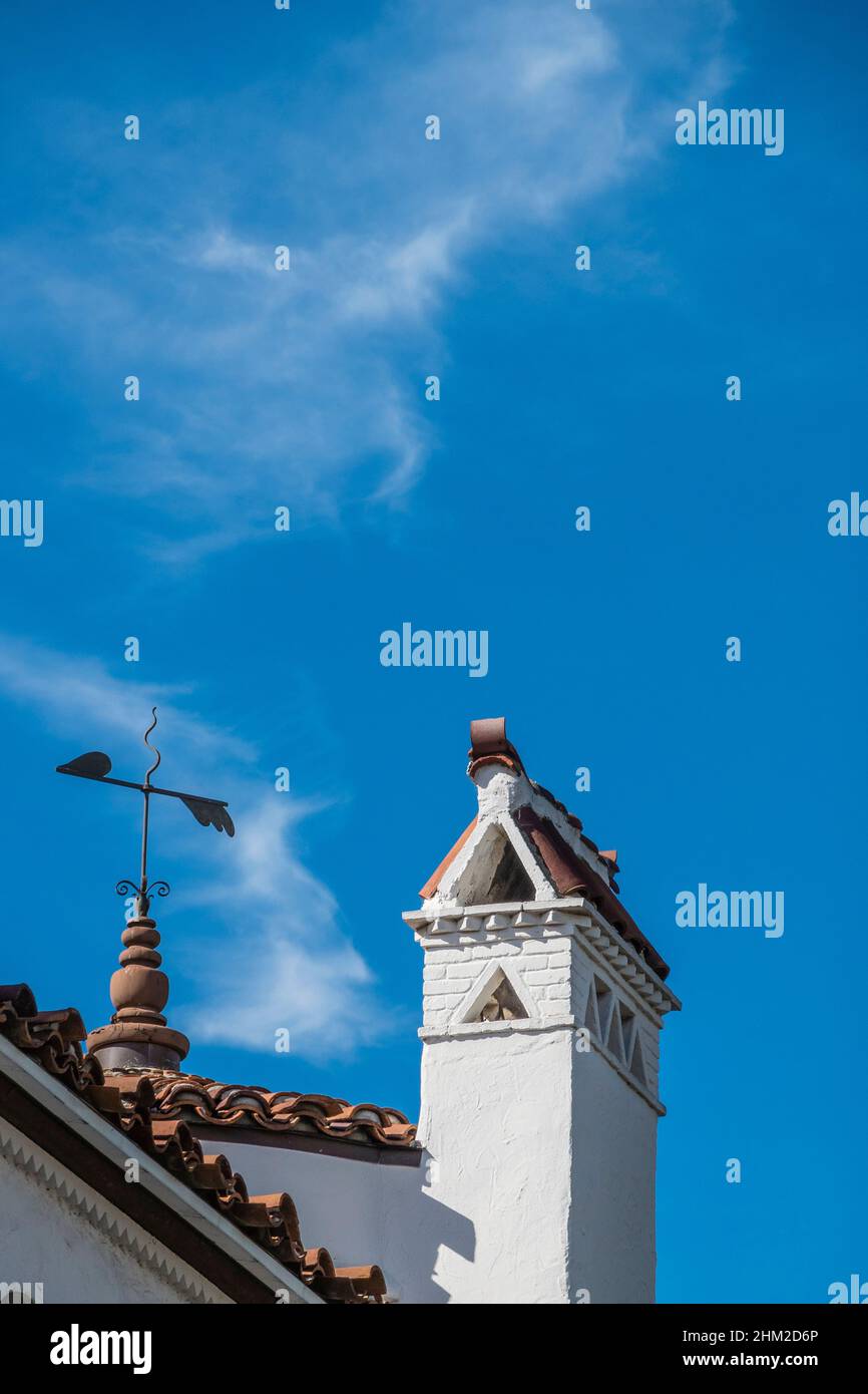 Wettervane und Kamin im Stil der spanischen Kolonialzeit, typisch für die Architektur von Santa Barbara, Califonria. Stockfoto