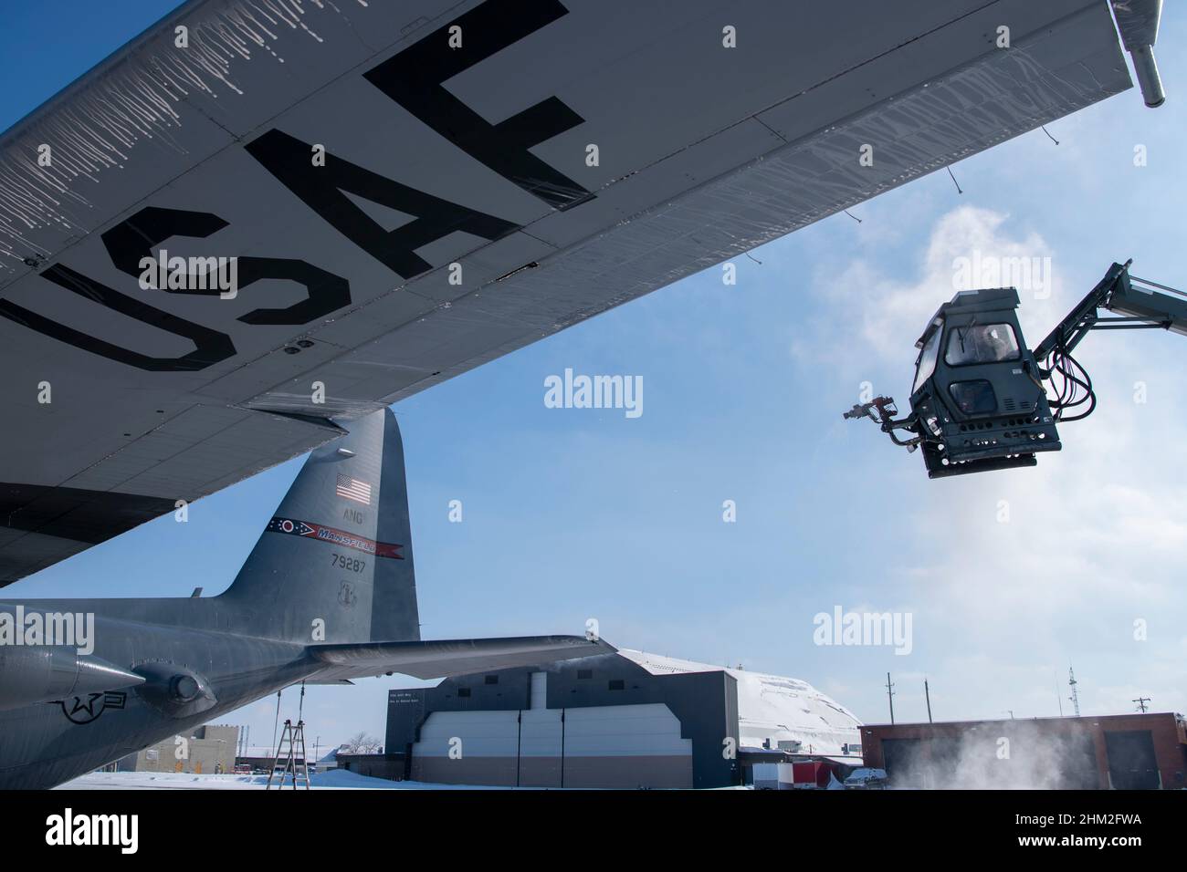 Master-Sgt. Jordan Brown vom 179th Airlift Wing, Mansfield, Ohio, entstellt eine C-130H Hercules vor dem Abflug ihrer Heimatstation, 5. Februar 2022. (USA Foto der Air National Guard von 2nd LT. Kevin Knallay) Stockfoto