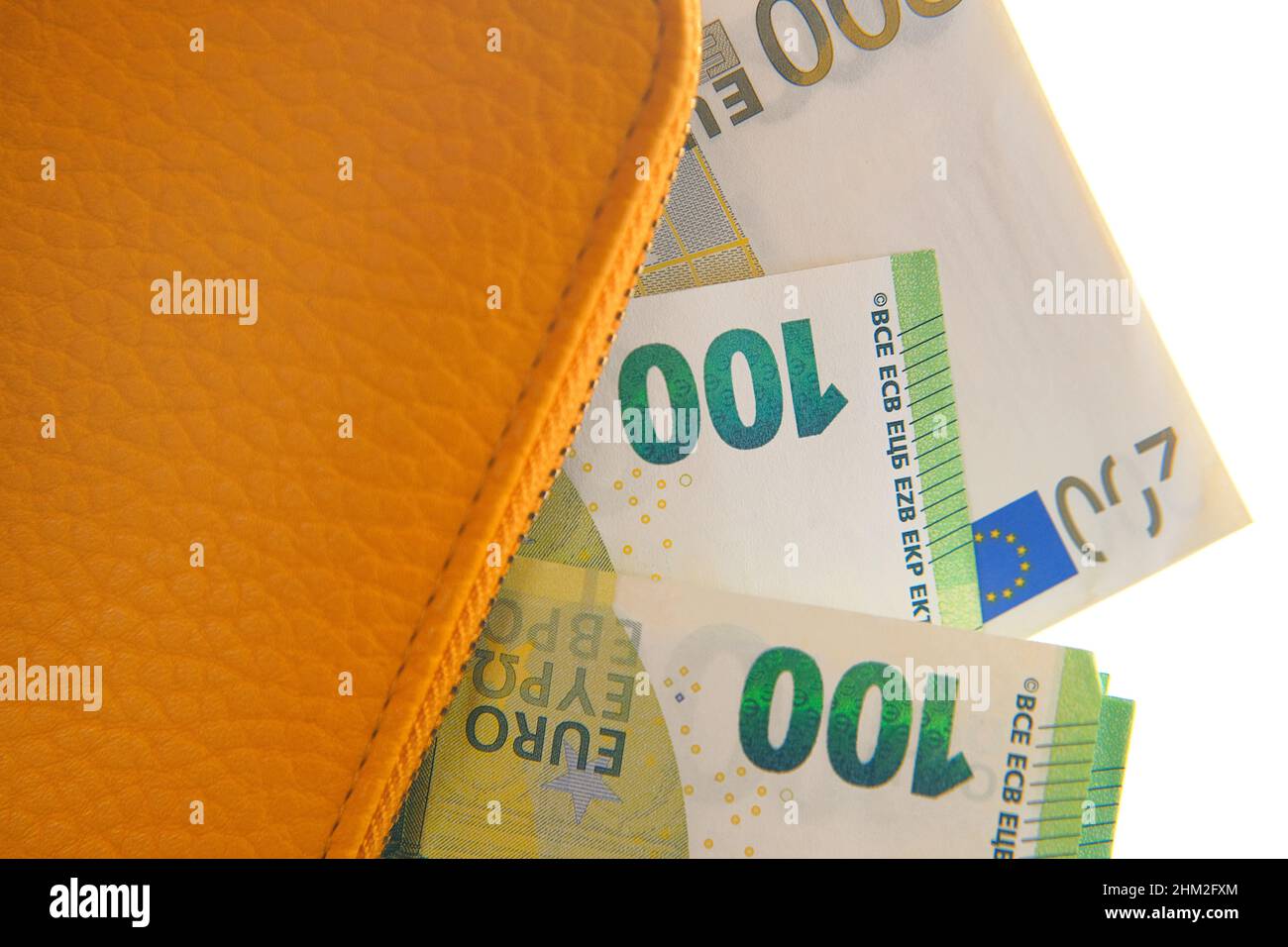 Geldbörse mit Geld.Euro Währung. Euro-Scheine in einem gelben Geldbeutel. Währung der Europäischen Union. Stockfoto