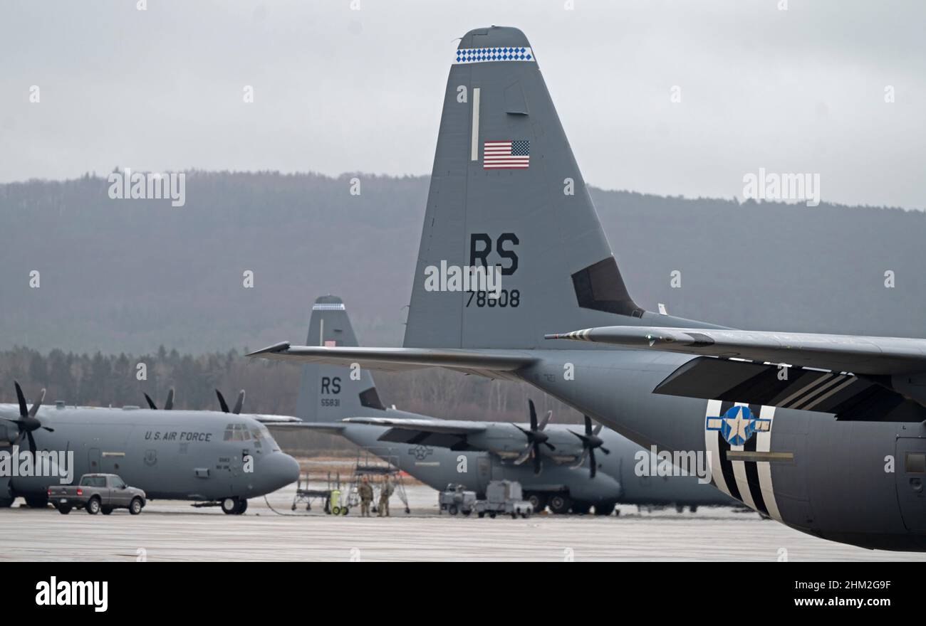 C-130J Super Hercules Flugzeuge warten auf Be- und Abfahrt auf dem Ramstein Air Base, Deutschland, 4. Februar 2022. Ein kleiner Teil von 435th Mitarbeitern der Notfallgruppe hat auf Ersuchen ihrer Regierung nach Polen entsandt, um sich auf humanitäre Bemühungen vorzubereiten, die aus einem möglichen russischen Einfall in die Ukraine resultieren. (USA Luftwaffe Foto von Senior Airman Thomas Karol) Stockfoto