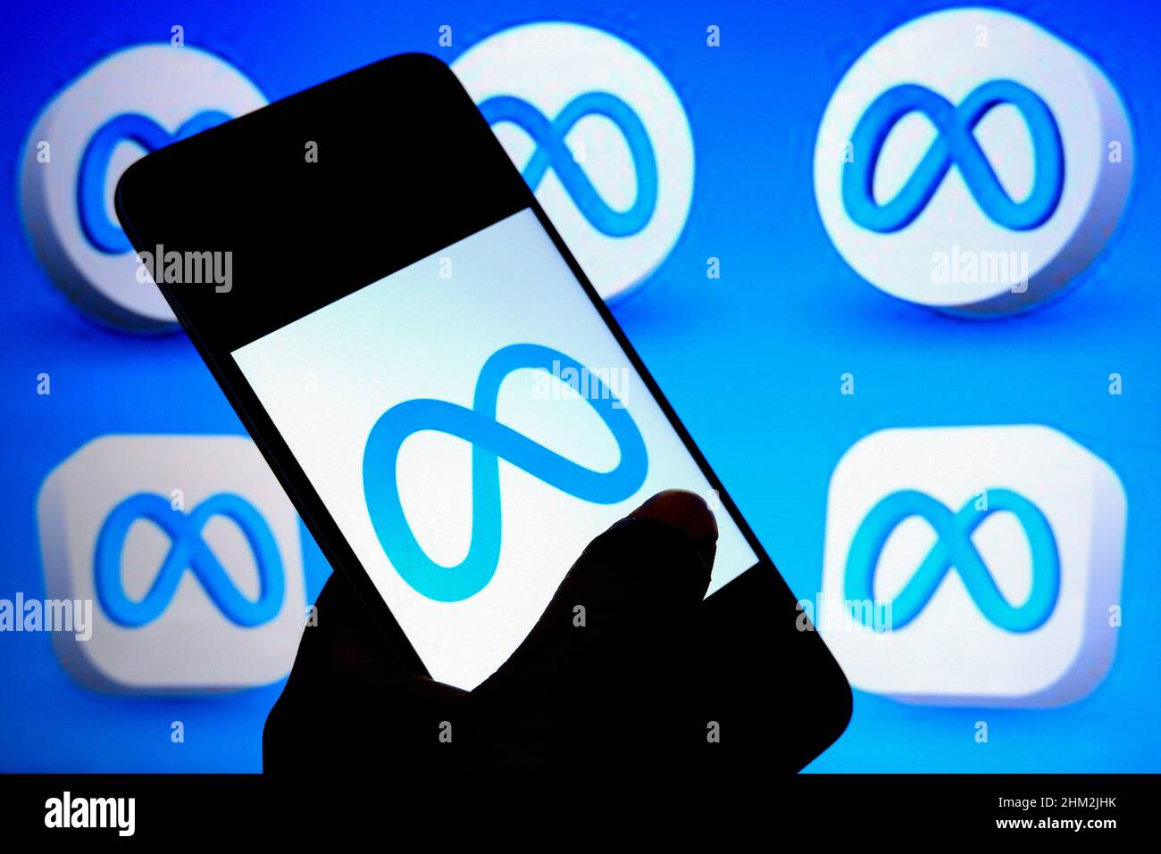 Indien. 06th. Februar 2022. In dieser Abbildung wird ein Meta-Logo auf einem Smartphone mit Meta-Symbolen im Hintergrund angezeigt. Kredit: SOPA Images Limited/Alamy Live Nachrichten Stockfoto