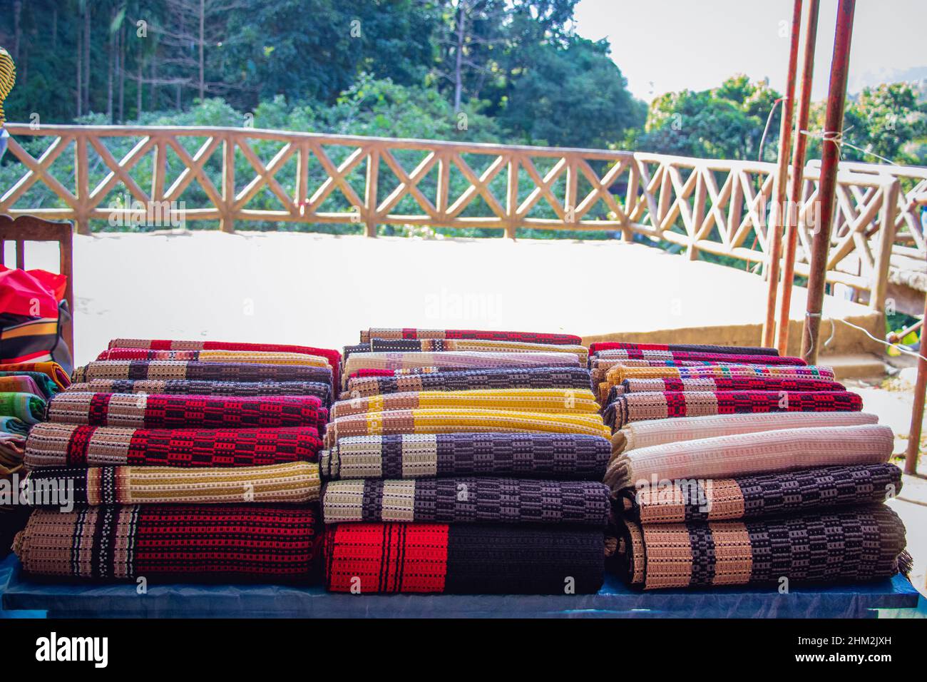 Bandarban indigene Frauen traditionelle bunte Tuch zum Verkauf in Bergmarkt. Souvenir-Textil von indigenen Frauen handgefertigt. Stockfoto