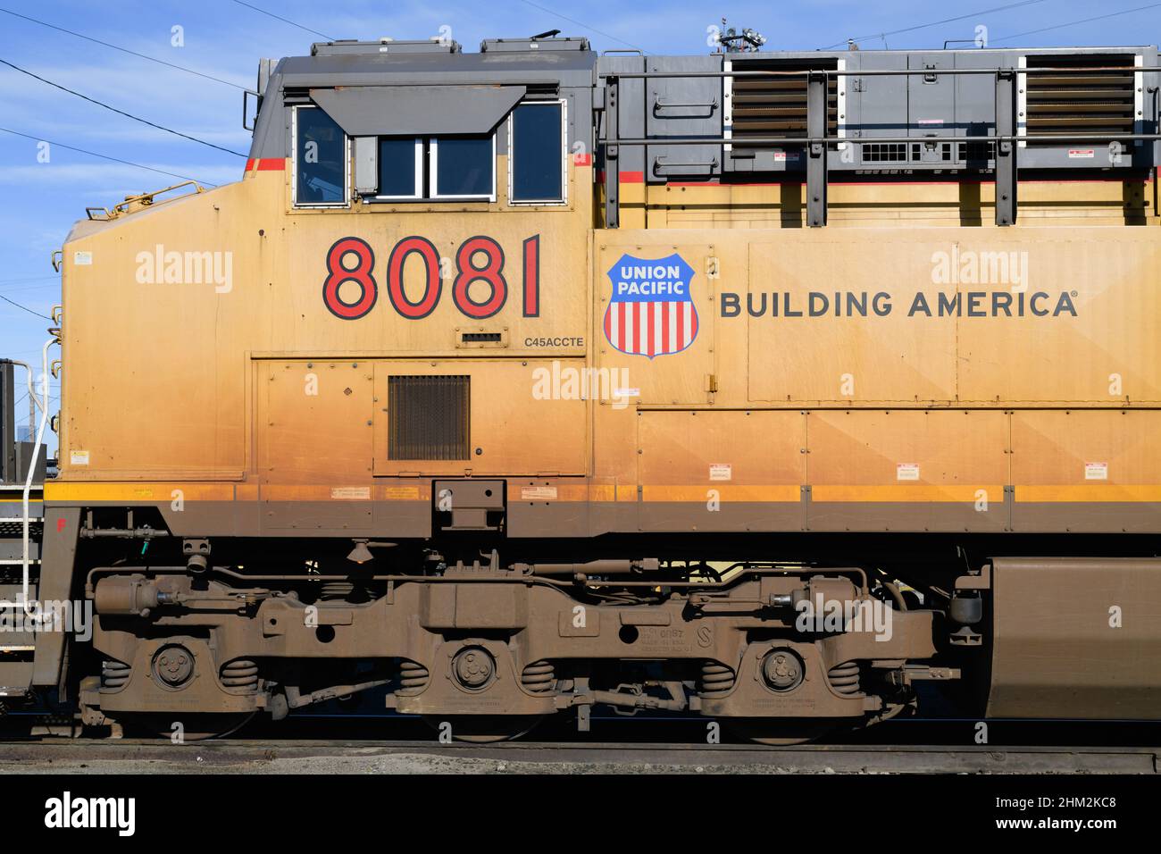 Seattle - 06. Februar 2022; Nahaufnahme der gelben Union Pacific Motornummer 8081 mit Marke und Logo Stockfoto