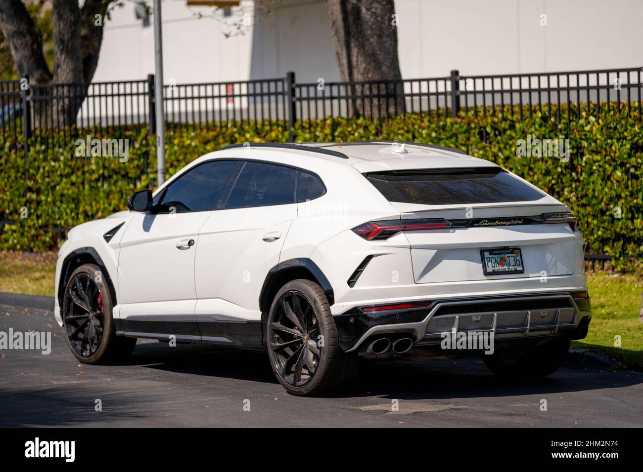 Miami, FL, USA - 5. Februar 2022: Foto eines neuen weißen Lamborghini Urus Stockfoto