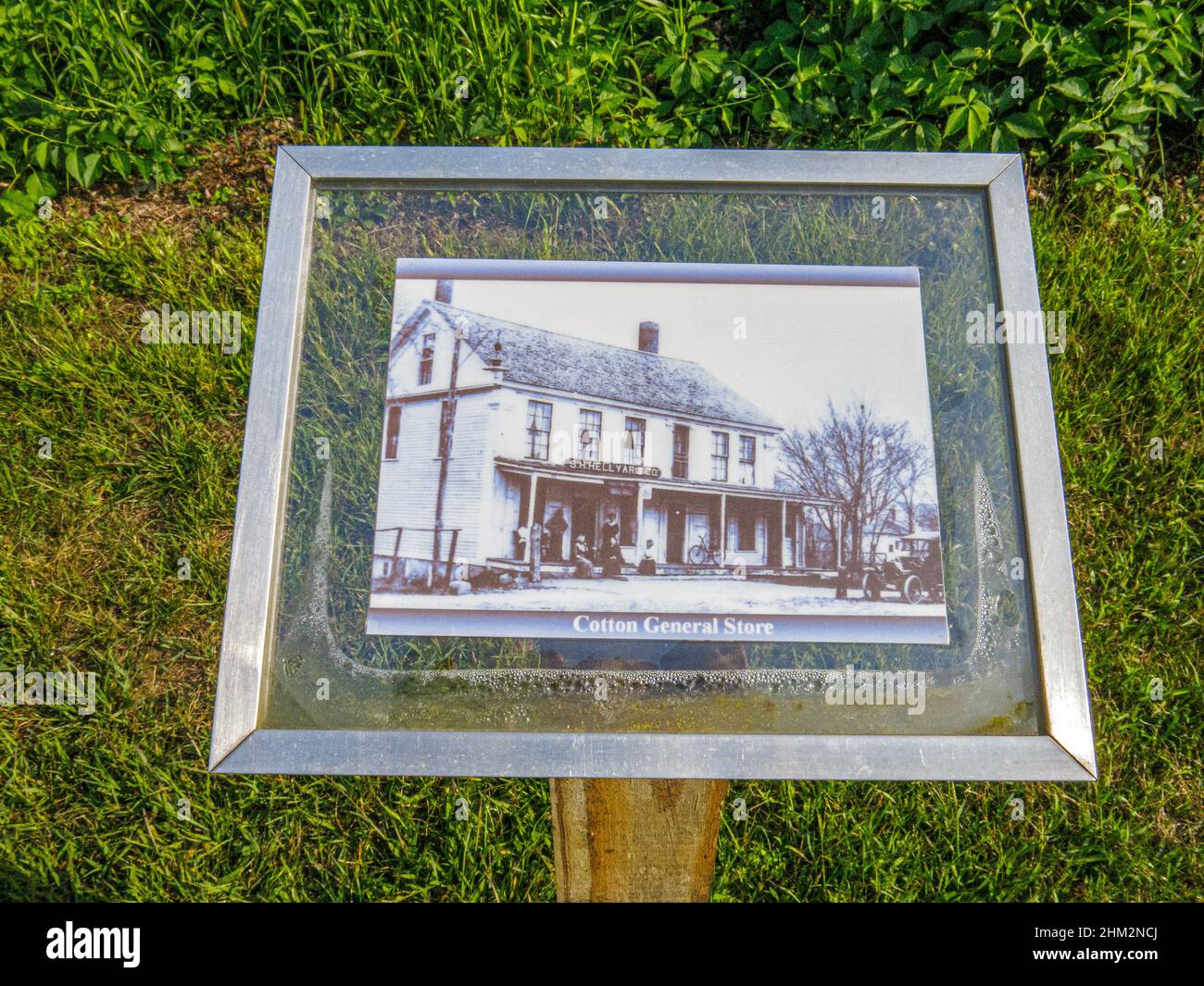 Ein Foto des Cotton General Store in Dana, MA, wurde abgerissen, damit das Quabbin Reservoir geschaffen werden konnte Stockfoto