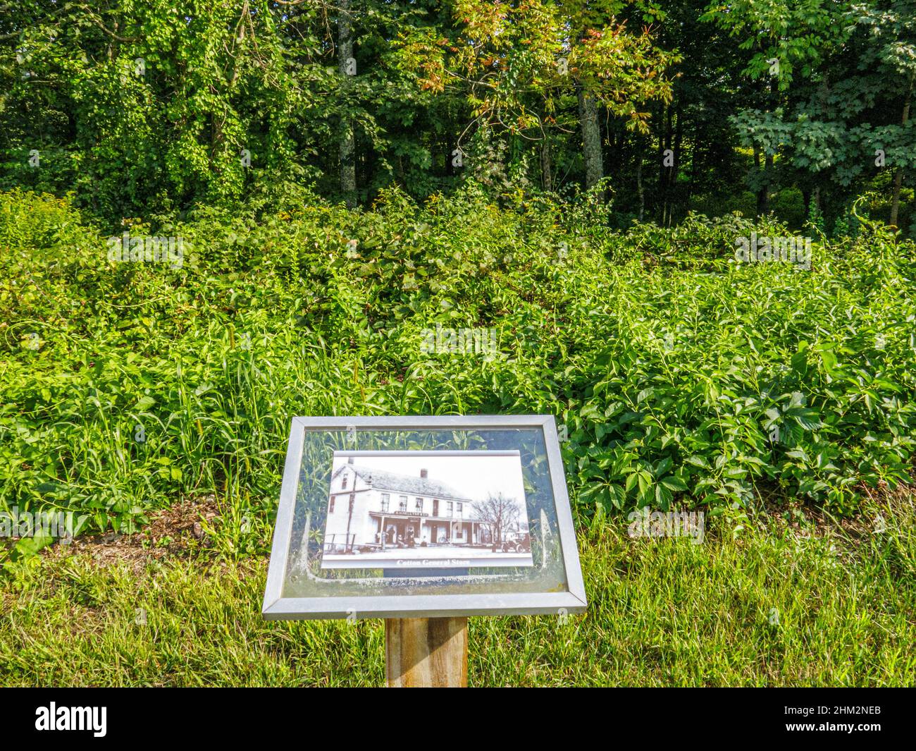 Ein Foto des Cotton General Store in Dana, MA, wurde abgerissen, damit das Quabbin Reservoir geschaffen werden konnte Stockfoto