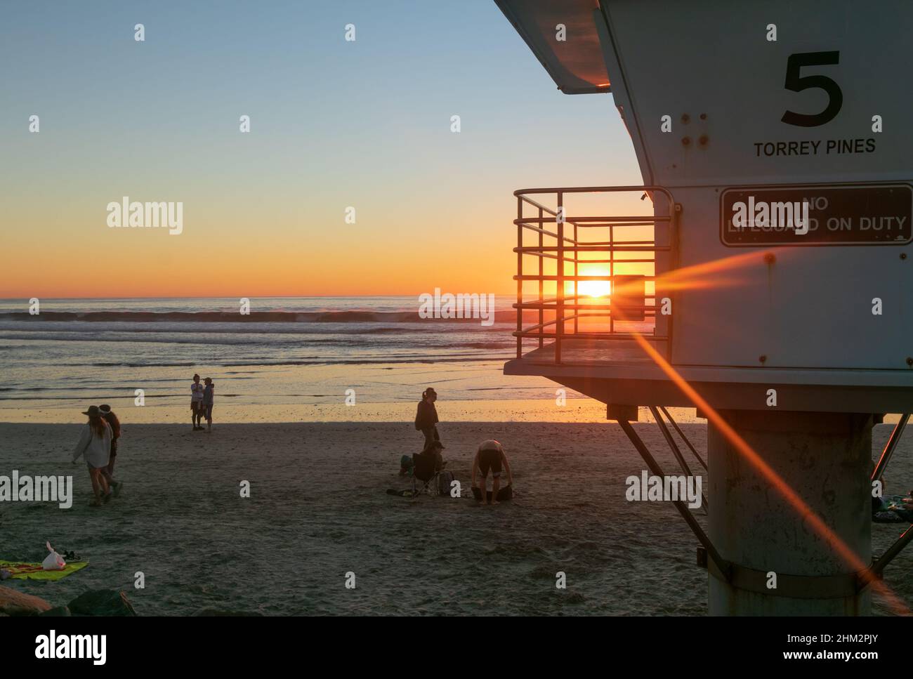 6. Februar 2022: Der klare Sonnenuntergang in La Jolla vom Torrey Pines State Beach in San Diego, Kalifornien, am Sonntag, 6th. Februar 2022 (Rishi Deka/Zuma Press). Das milde Wetter lockte viele Leute zum Strand und Rettungsschwimmer-Stationen waren voll und beobachteten die Menschenmengen und Vögel. (Bild: © Rishi Deka/ZUMA Press Wire) Stockfoto