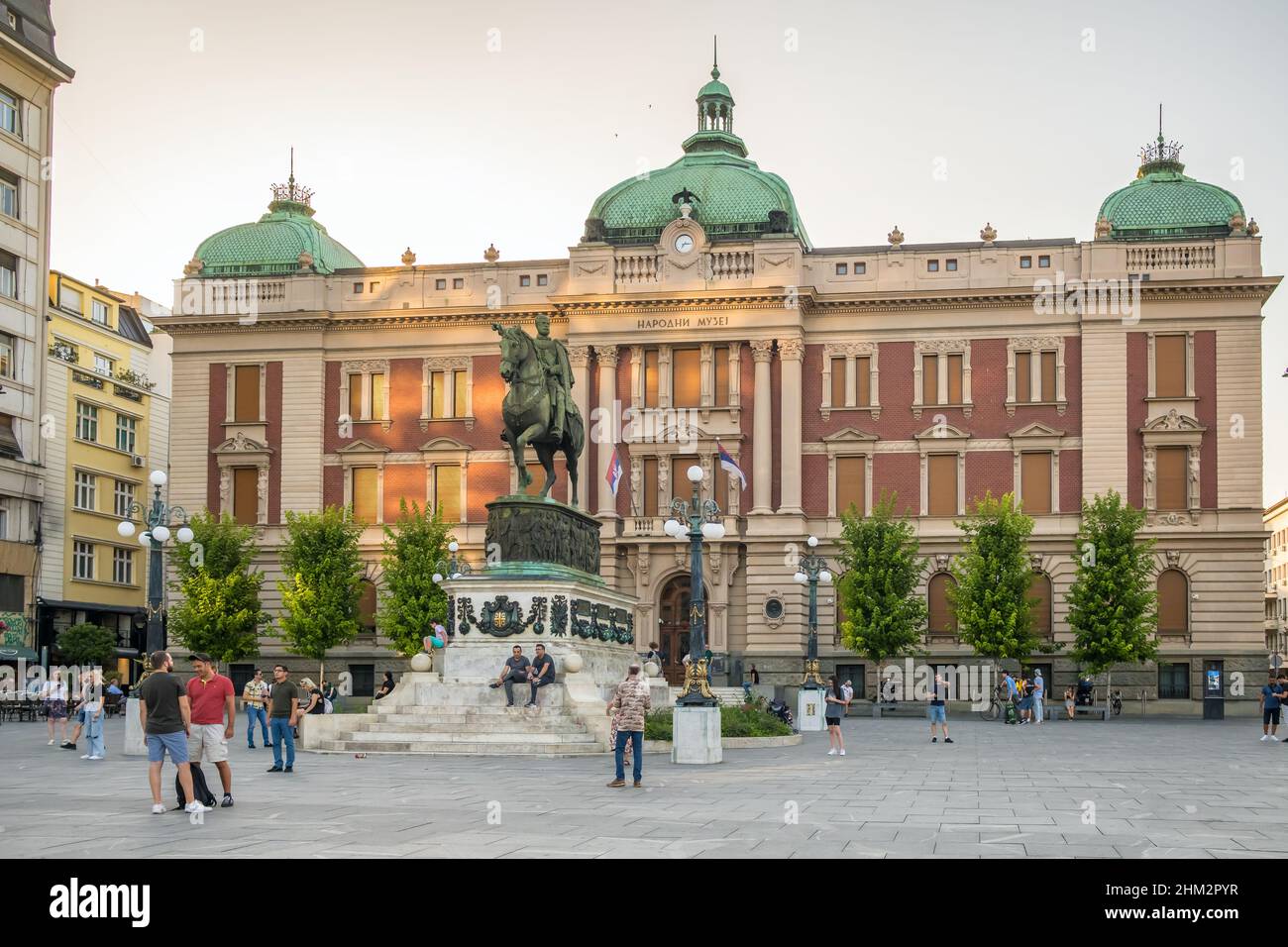 Der Platz der Republik mit der Statue des Prinzen Michael und das Gebäude des Nationalmuseums in Belgrad, Serbien Stockfoto