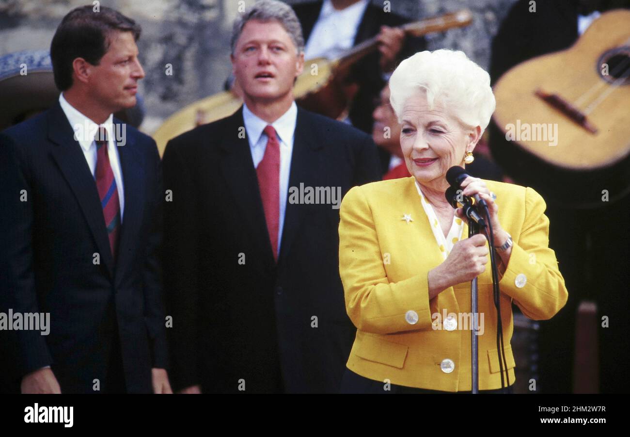 San Antonio Texas USA, 1992: Texas Gov. Ann Richards stellt den demokratischen Präsidentschaftskandidaten Bill Clinton (Mitte) und den Vizepräsidenten Al Gore bei einer Wahlkampfveranstaltung vor. ©Bob Daemmrich Stockfoto