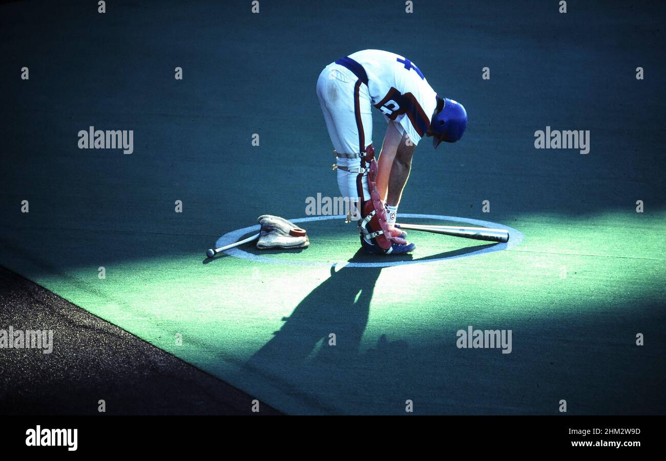 Austin Texas USA: Während des Spiels leuchtet der Sonnenstrahl auf den High School-Baseballspieler in der Batter's Box. ©Bob Daemmrich Stockfoto