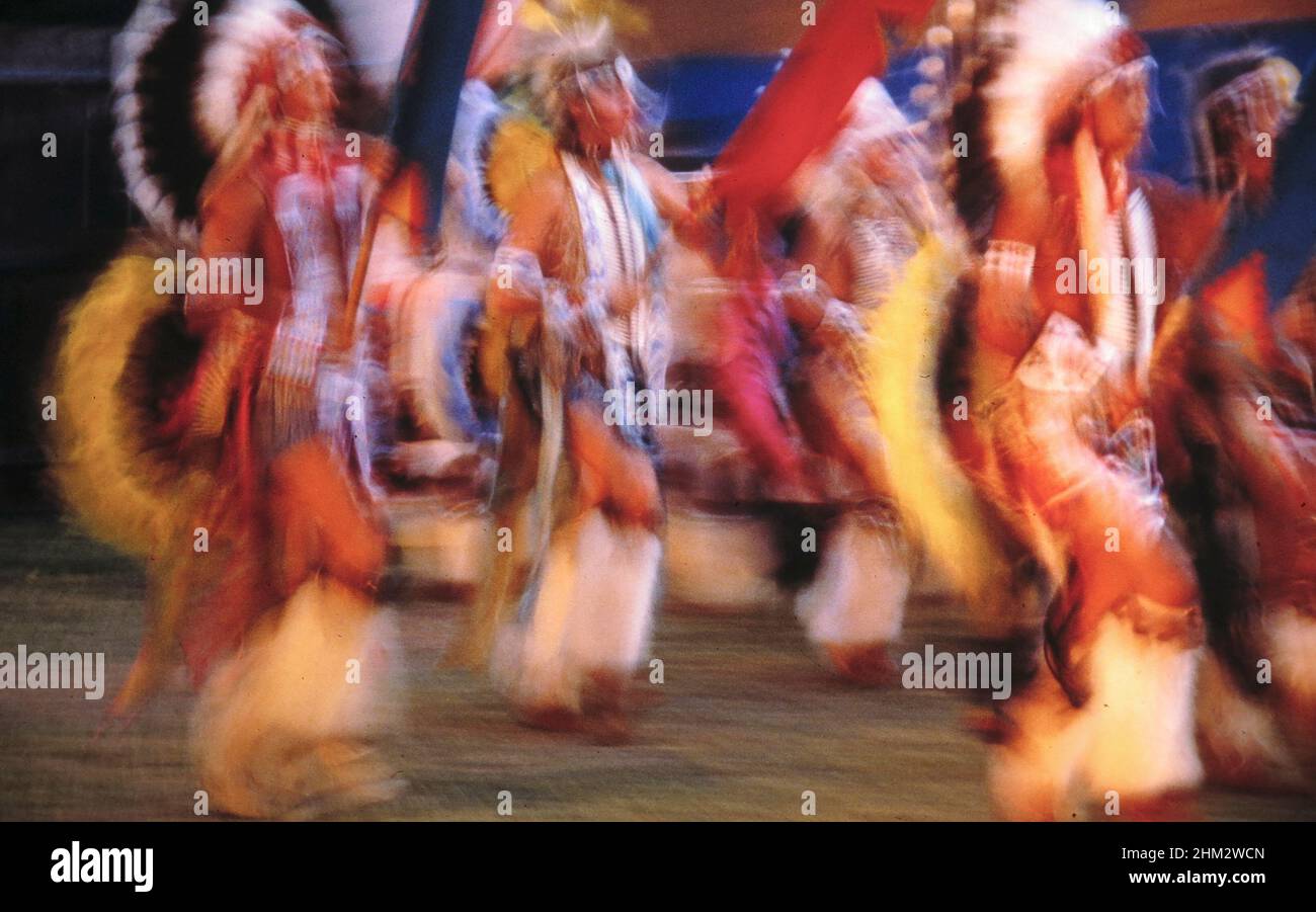 Uvalde Texas USA: Indianische Ureinwohner treten auf dem Festival in traditionellen Kostümen auf. ©Bob Daemmrich Stockfoto