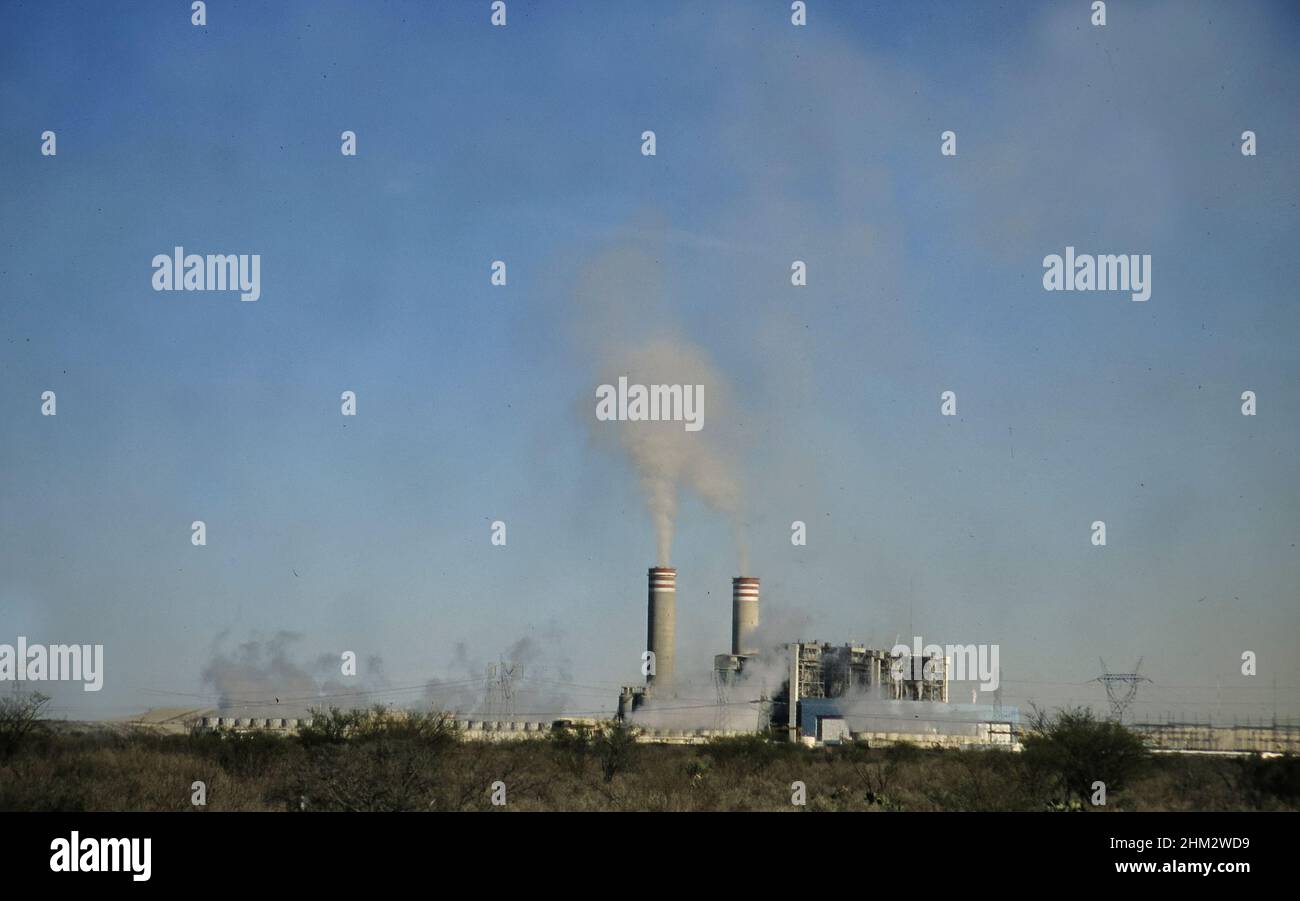 Coahuila Mexiko, 2002: Rauch steigt aus den Kohlekraftwerken Carbon I und Carbon II. ©Bob Daemmrich Stockfoto