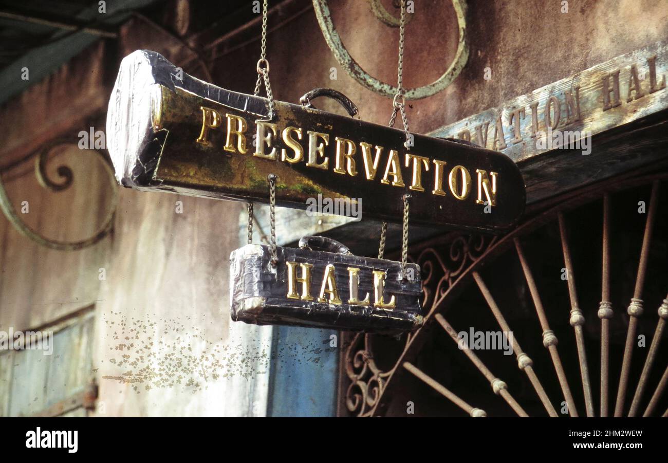 New Orleans Louisiana, 1988: Schild am Eingang zur New Orleans Wahrzeichen Preservation Hall, wo Jazz König ist. Im French Quarter. ©Bob Daemmrich Stockfoto