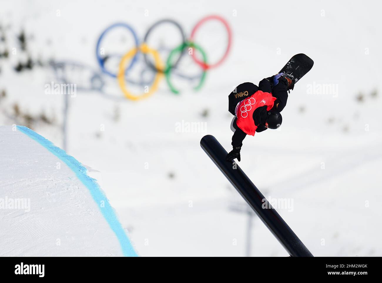 Zhangjiakou, Chinas Provinz Hebei. 7th. Februar 2022. Die chinesische Su Yiming tritt beim Snowboard-Slopestyle-Finale der Herren im Genting Snow Park in Zhangjiakou, nordchinesische Provinz Hebei, am 7. Februar 2022 an. Quelle: Xu Chang/Xinhua/Alamy Live News Stockfoto