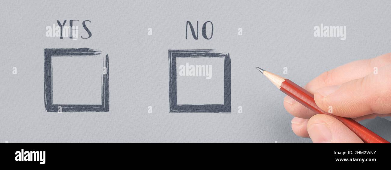 Hand mit Stift über Dokument, wählen Sie Ja oder Nein Schreiben Checkliste mit den Optionen Ja oder Nein auf grauem Papier. Ja oder Nein. Nahaufnahme des Ausfüllens der Hand Stockfoto