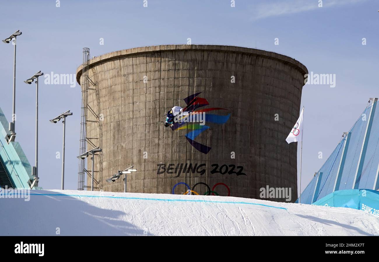 Die US-amerikanische Alexander Hall während der Men's Freeski Big Air Qualification am dritten Tag der Olympischen Winterspiele 2022 in Peking beim Big Air Shougang in China. Bilddatum: Montag, 7. Februar 2022. Stockfoto