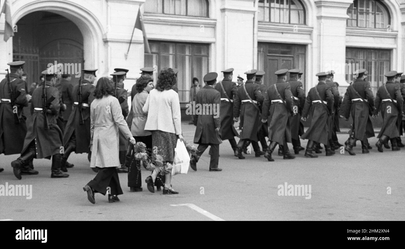 Soldatenkordon im Zentrum von Moskau, Russland, UdSSR, april 1976 Stockfoto