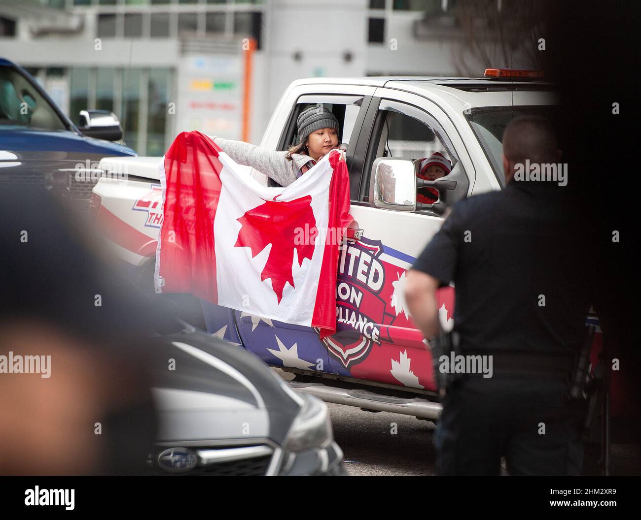 Eine Frau hält während des Protestes der Trucker gegen das maskenschutzmandat in Vancouver eine auf den Kopf stehende kanadische Flagge. Vancouver, BC, Kanada. 5th. Februar 2022. Stockfoto