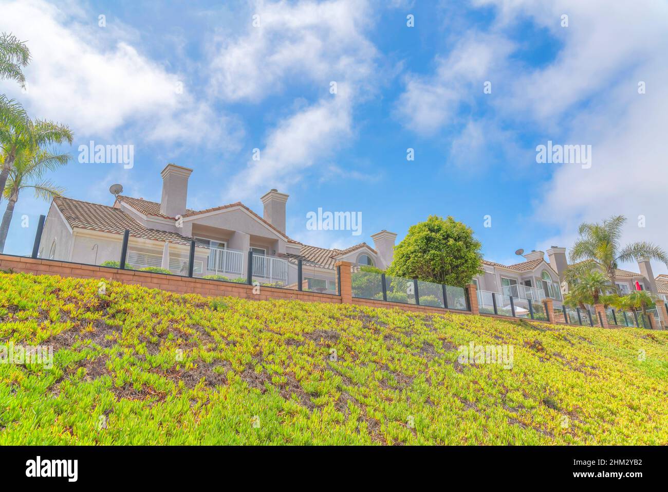 Wohngebiet auf einem grasbewachsenen Hang an der Laguna Niguel in Südkalifornien Stockfoto