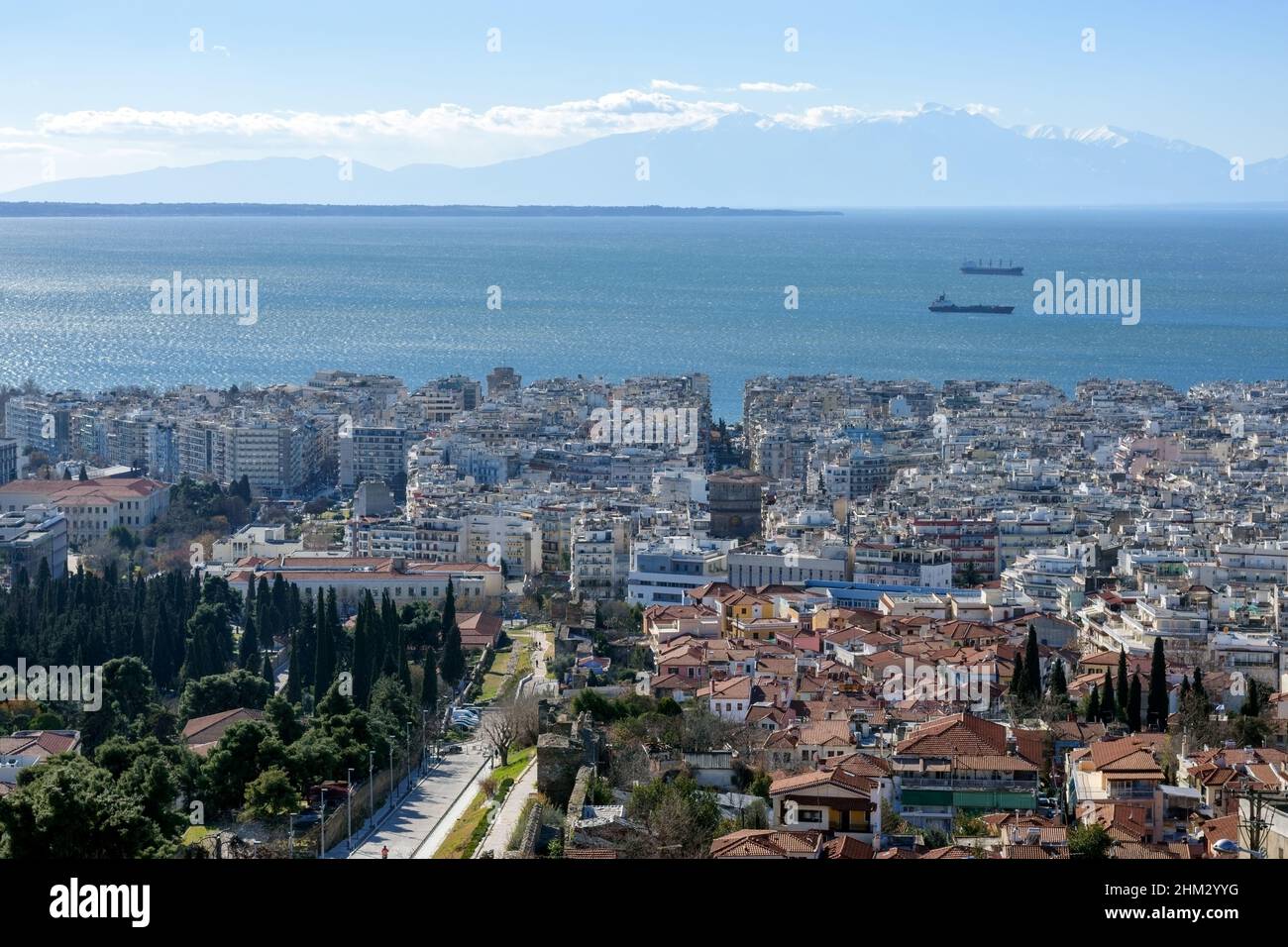 Panoramablick auf Thessaloniki Stadt vom Trigoniou Turm, rückwärts Olympus Berg, Griechenland Stockfoto