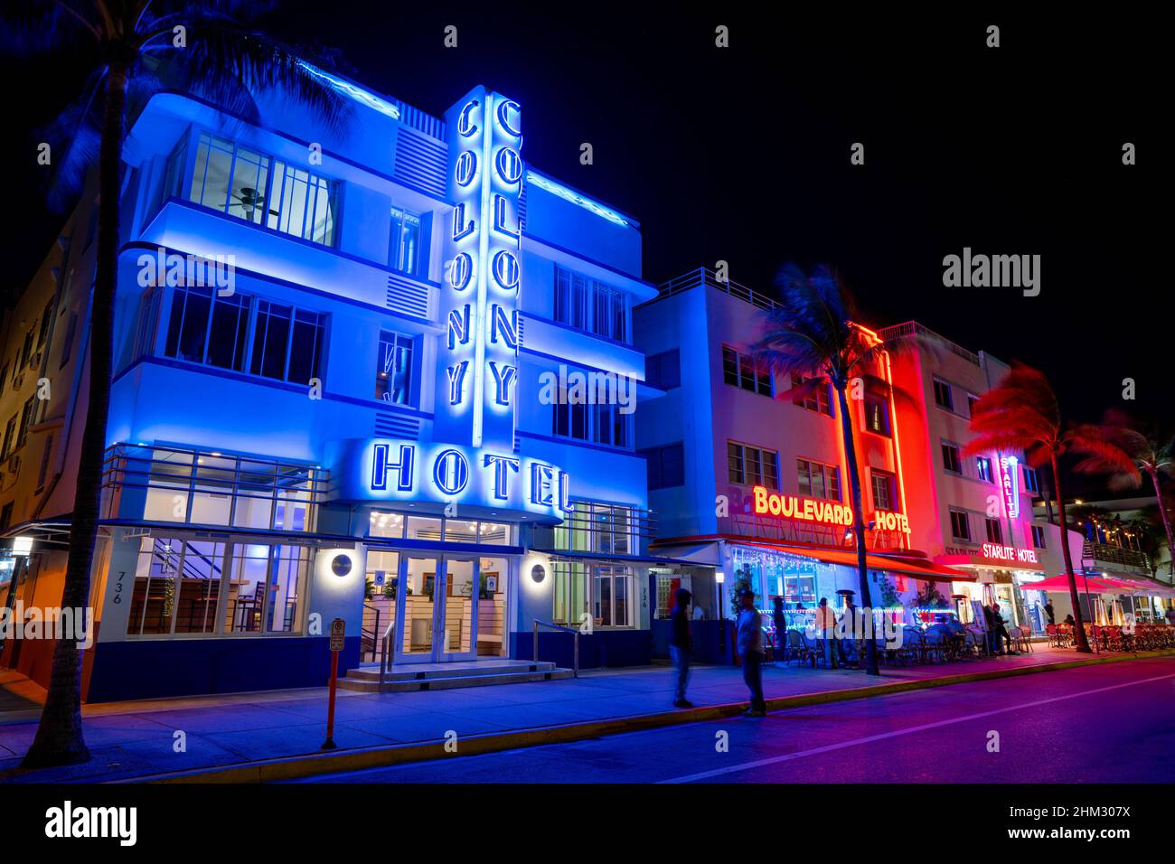 Miami Beach, FL, USA - 2. Februar 2022: Nachtfoto des Colony Hotels am Ocean Drive Stockfoto