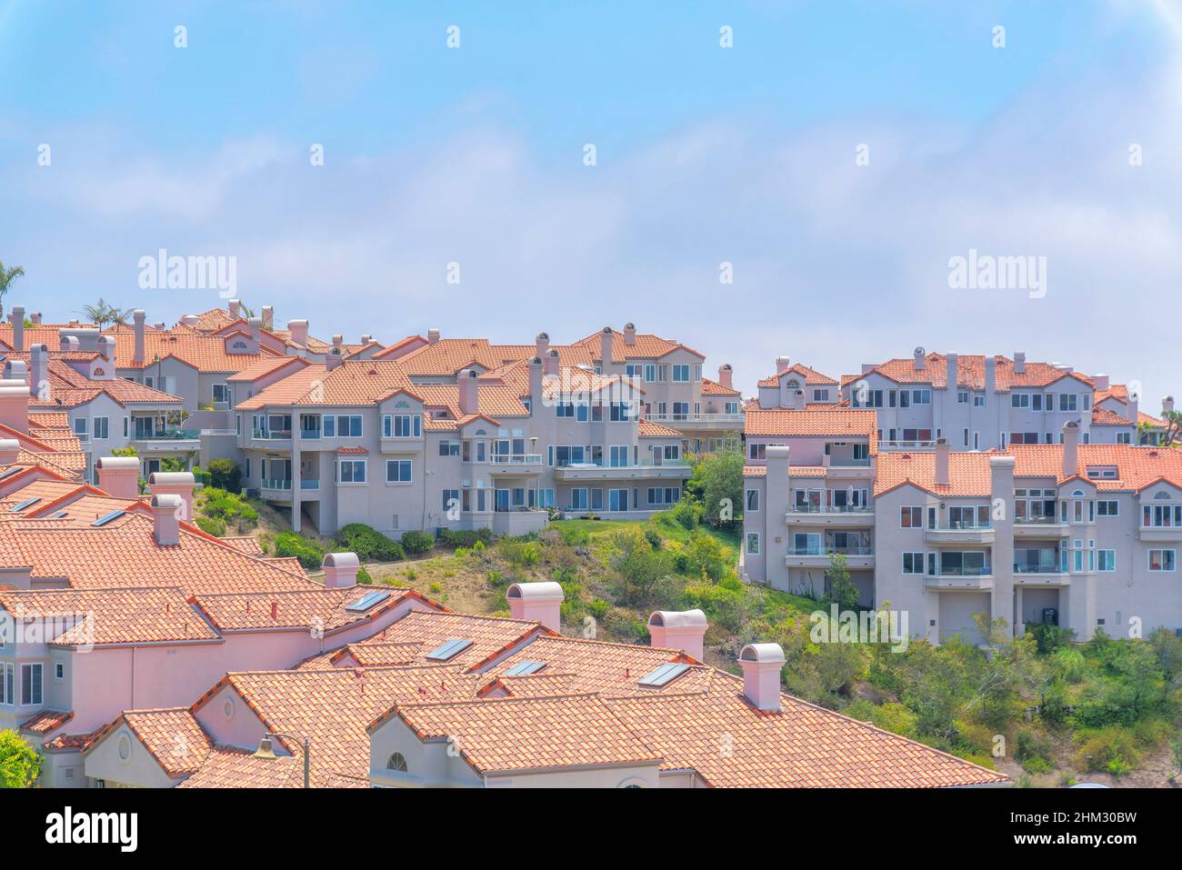 Wohnhäuser in der Nachbarschaft auf einem Berg an der Laguna Niguel in Kalifornien Stockfoto