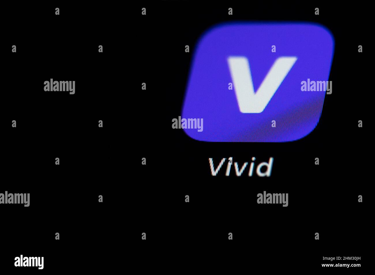 Rottweil, Deutschland. 06th. Februar 2022. Das Logo der Smartphone-Bank Vivid Money ist auf dem Display eines Smartphones zu sehen. Die Berliner Start-up-Bank Vivid hat eine Förderrunde mit 100 Millionen Euro erfolgreich abgeschlossen. Kunden können ihr Geld auch in Aktien, Fonds, Kryptowährungen und andere Finanzprodukte in der Vivid App investieren. (To dpa 'N26 Challenger Vivid erhält 100 Millionen Euro von Investoren') Quelle: Silas Stein/dpa/Alamy Live News Stockfoto
