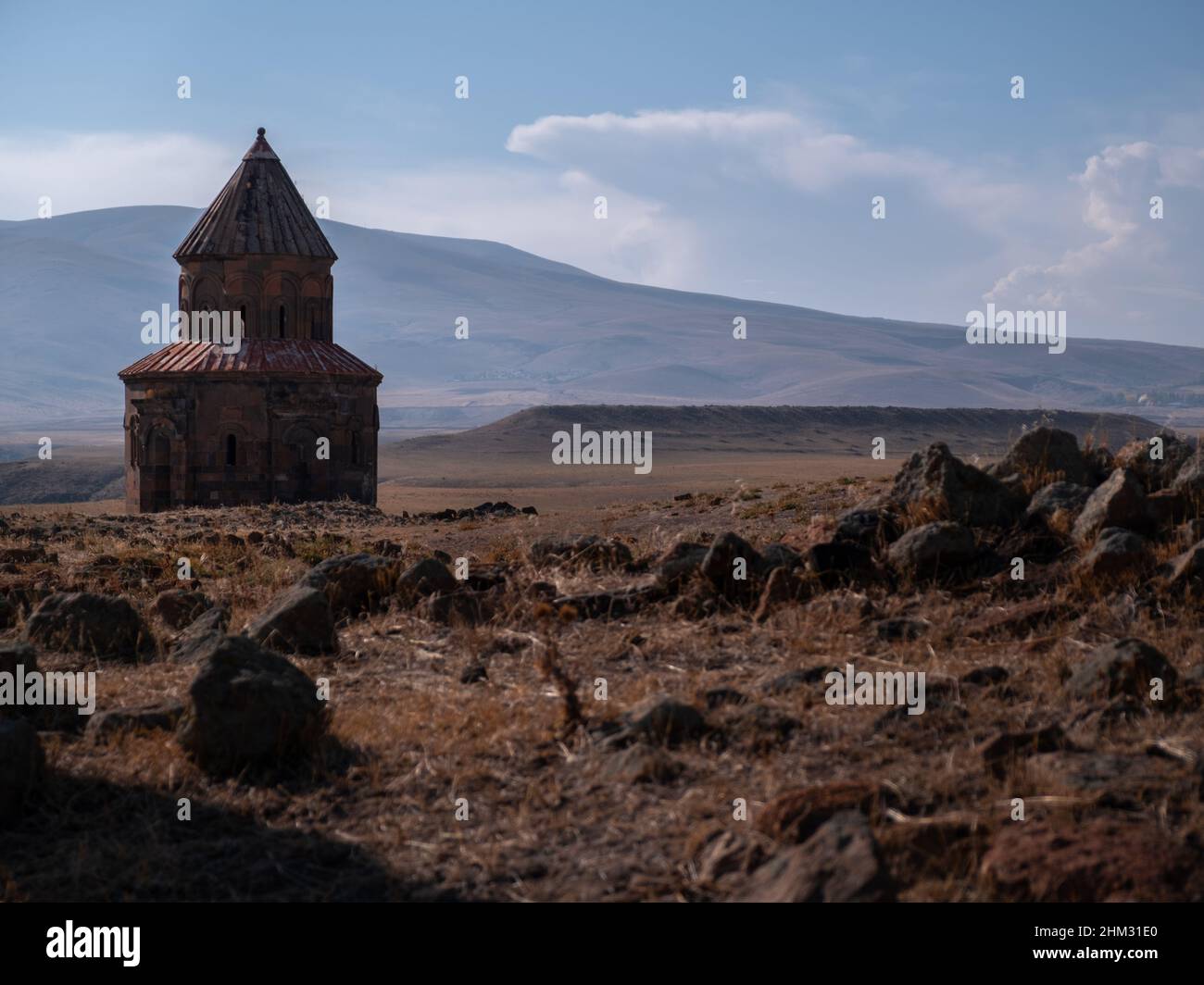 In den Ruinen der alten armenischen Hauptstadt Ani thront die Kirche des hl. Gregor von Abughamrents inmitten einer dramatischen Landschaft Stockfoto