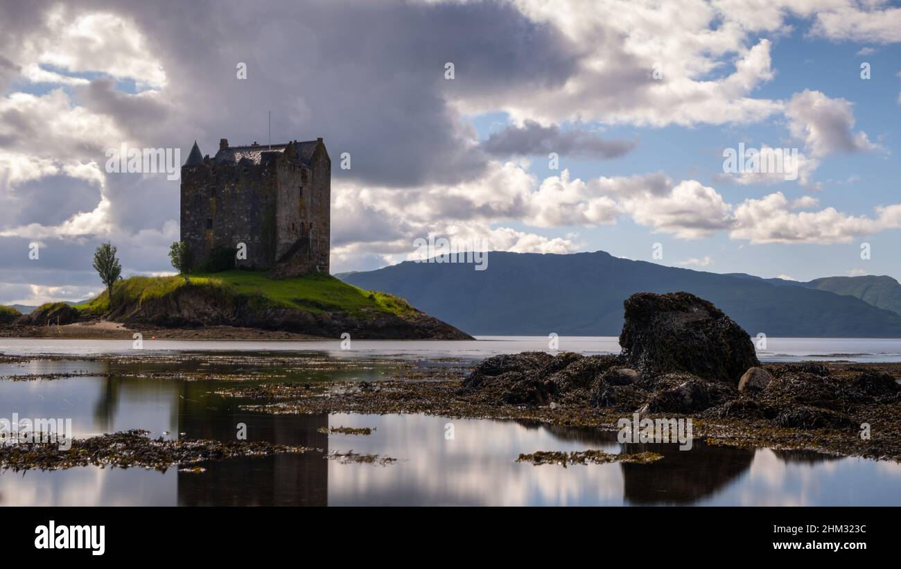 Castle Stalker steht eindrucksvoll über Loch Laich in Schottland Stockfoto