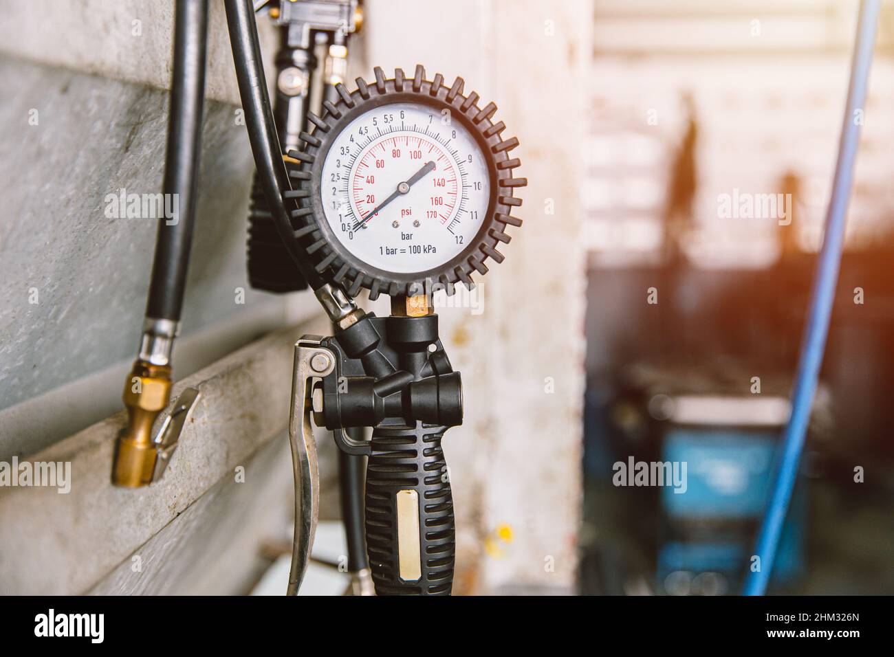 Reifenluftpumpenkopf mit Manometer-Service für Fahrzeuginflation in der Garage Stockfoto